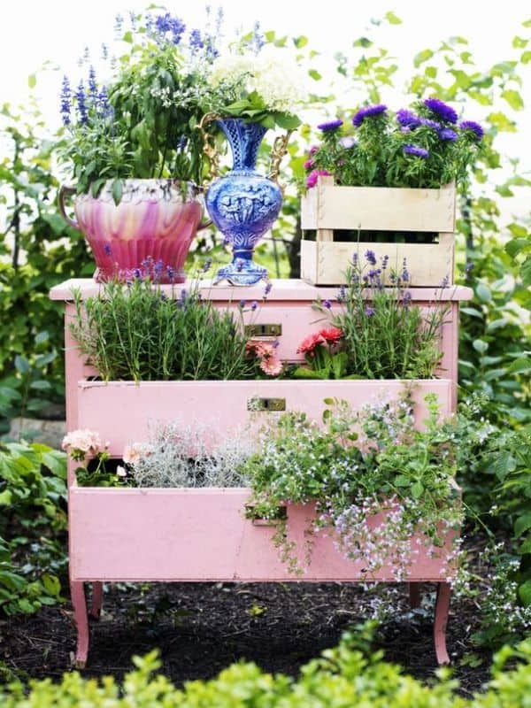 Avreste mai pensato di trasformare la vecchia cassettiera un po' bruttina che volevate gettare via in un bellissimo stand per le piante con cui decorare il giardino?