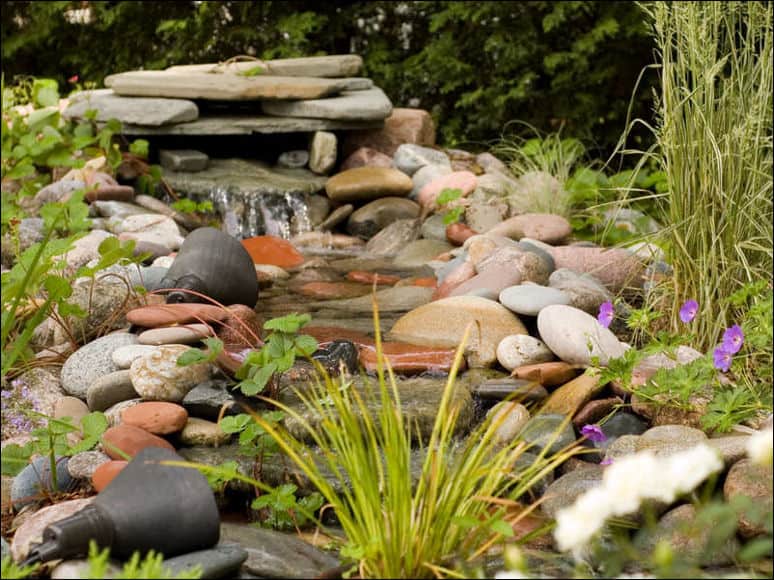 ruscello in giardino